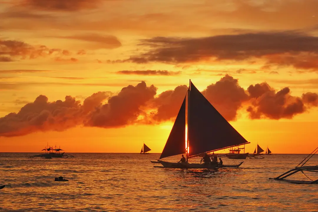 Boracay-Boracay, lying on the beach, drinking wine, blowing the sea breeze and looking at the moon