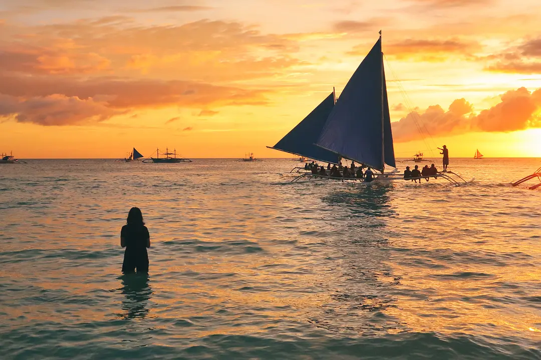 Boracay-Boracay, lying on the beach, drinking wine, blowing the sea breeze and looking at the moon