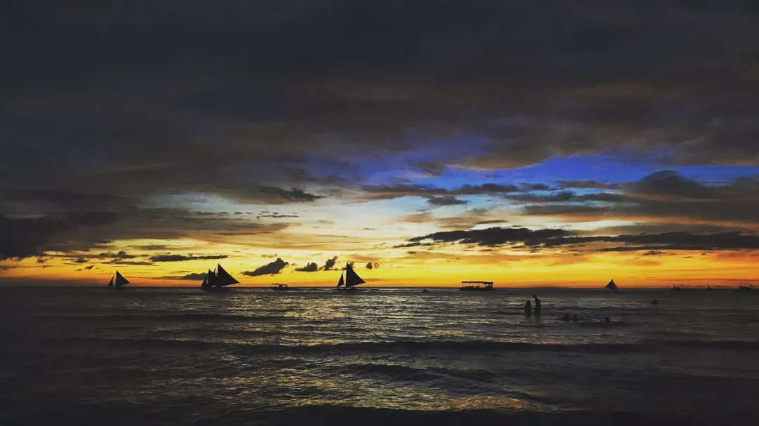 Boracay-Boracay, lying on the beach, drinking wine, blowing the sea breeze and looking at the moon