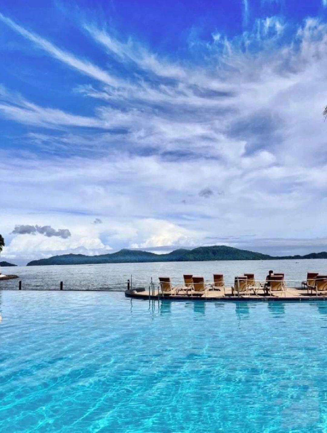 Cebu-The Shangri-La Mactan resort has a private beach and abundant water sports activities