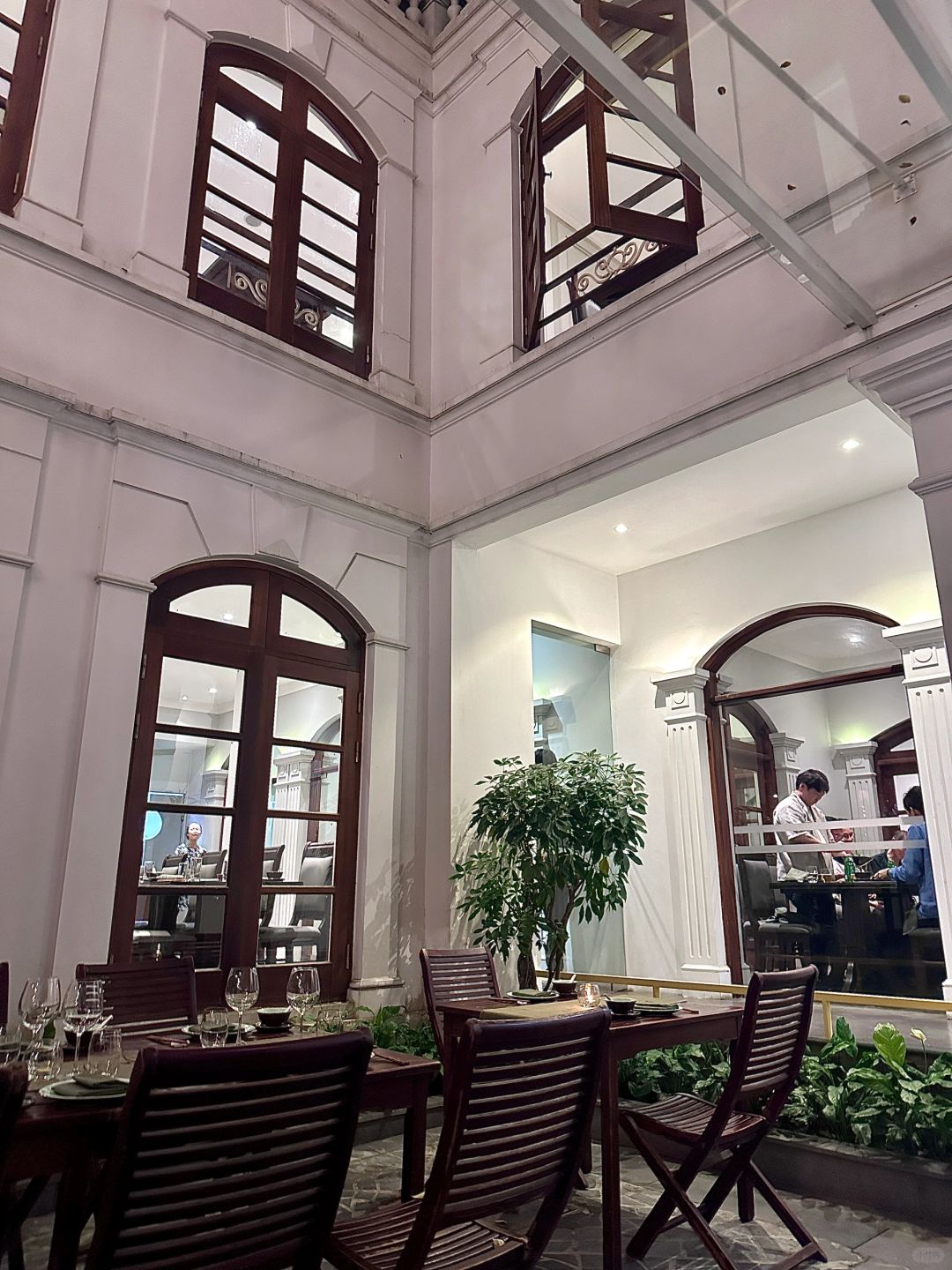 Hanoi-Hanoi Michelin restaurant Graden celebrates birthday, French architectural style very romantic