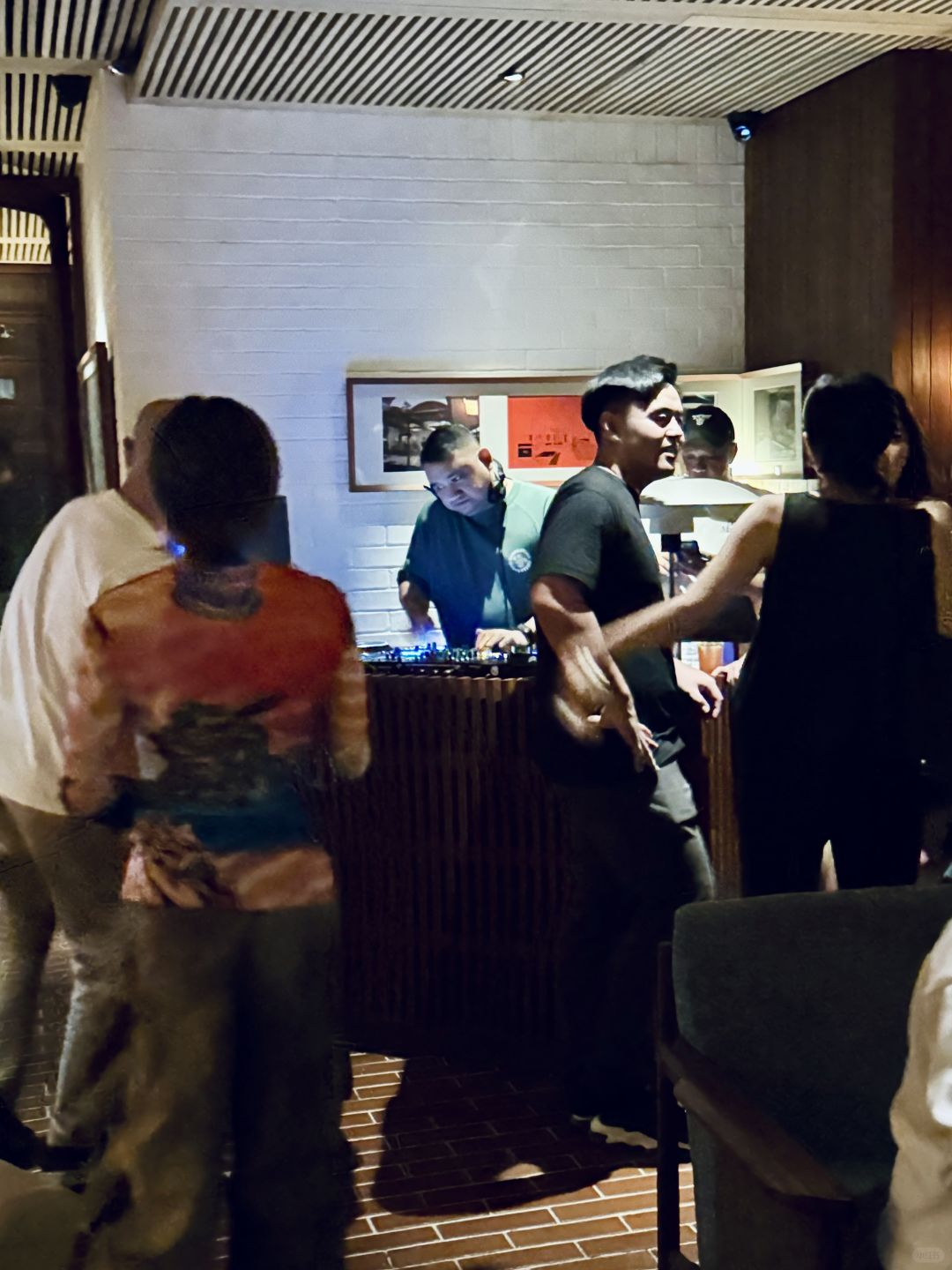 Jakarta-The Golden Tooth Bar in Jakarta, the best environment, great DJ, and trendy local customers