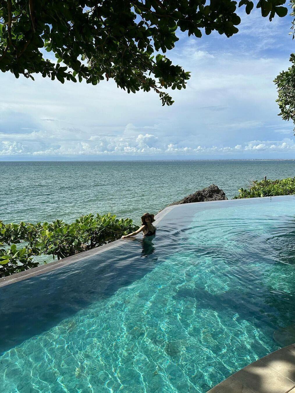 Bali-Ayana Hotel Bali, two-color petal bathtub, experience sunset sea view and white sand beach