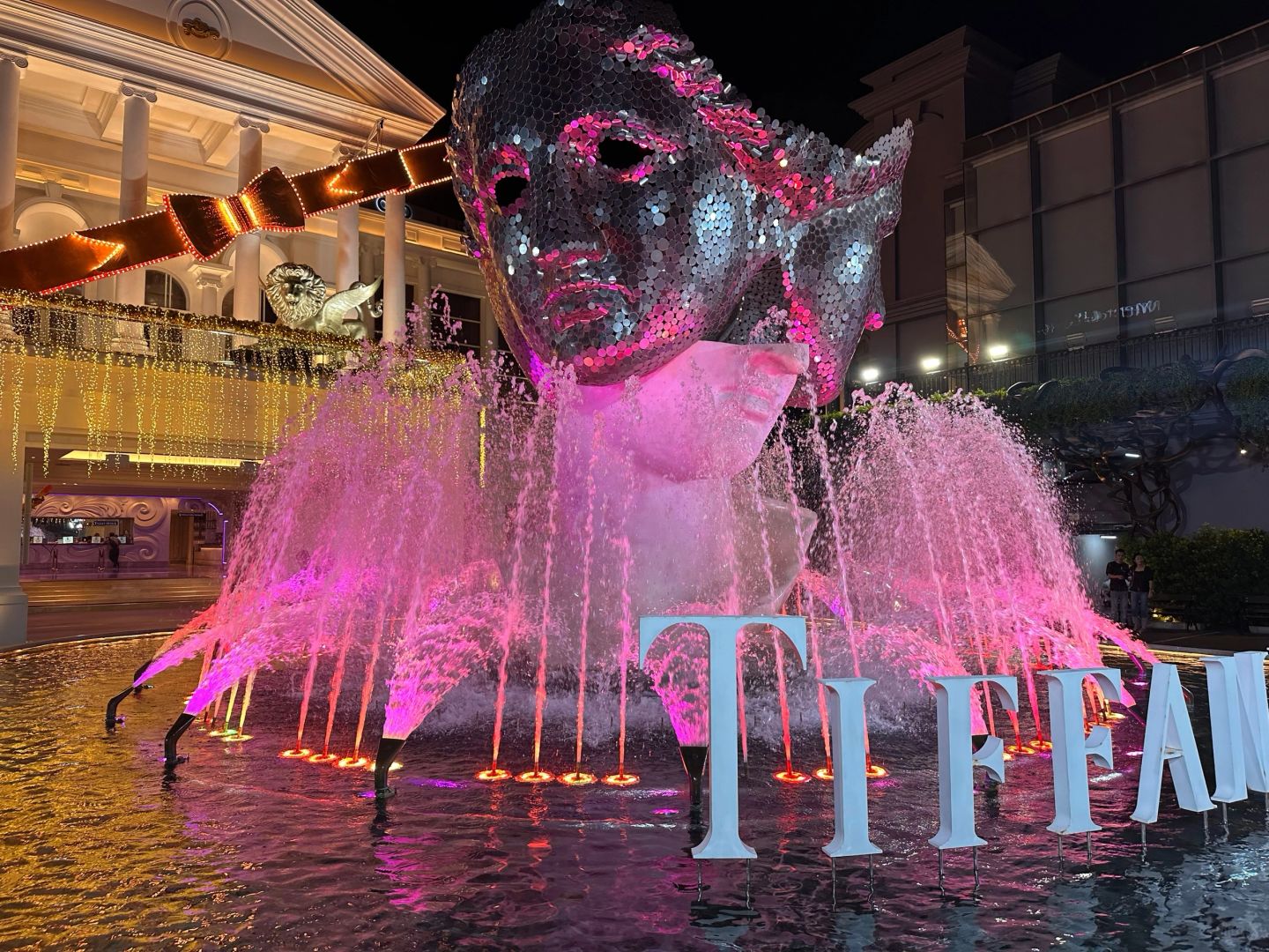 Pattaya-Pattaya’s most famous Tiffany’s transvestite show, men more beautiful than women