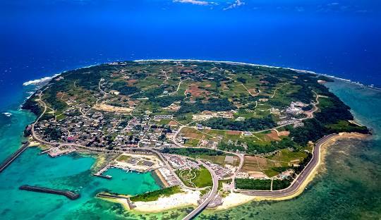 Okinawa-Kouri, the "Island of Love", Okinawa's "Adam and Eve" reproduce in the reef caves of Chigunu Beach