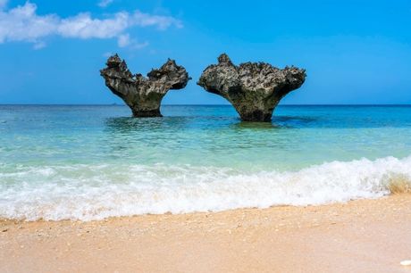 Okinawa-Kouri, the "Island of Love", Okinawa's "Adam and Eve" reproduce in the reef caves of Chigunu Beach