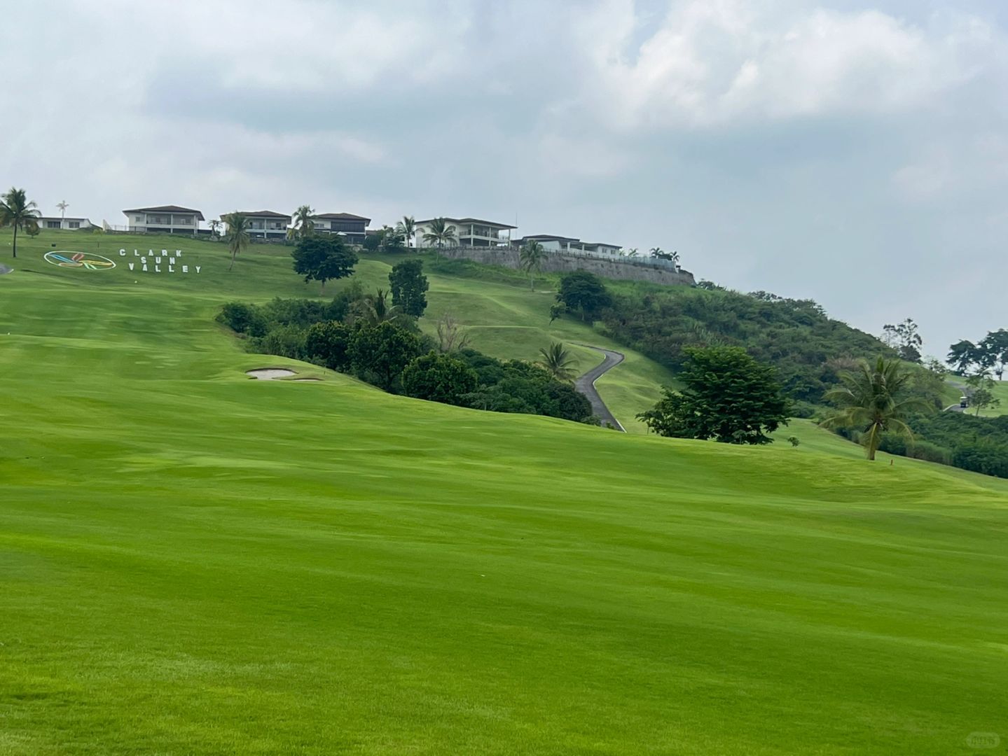 Clark/Angel City-Clark Sun Valley Golf Course, the lawn is well maintained and the scenery is beautiful