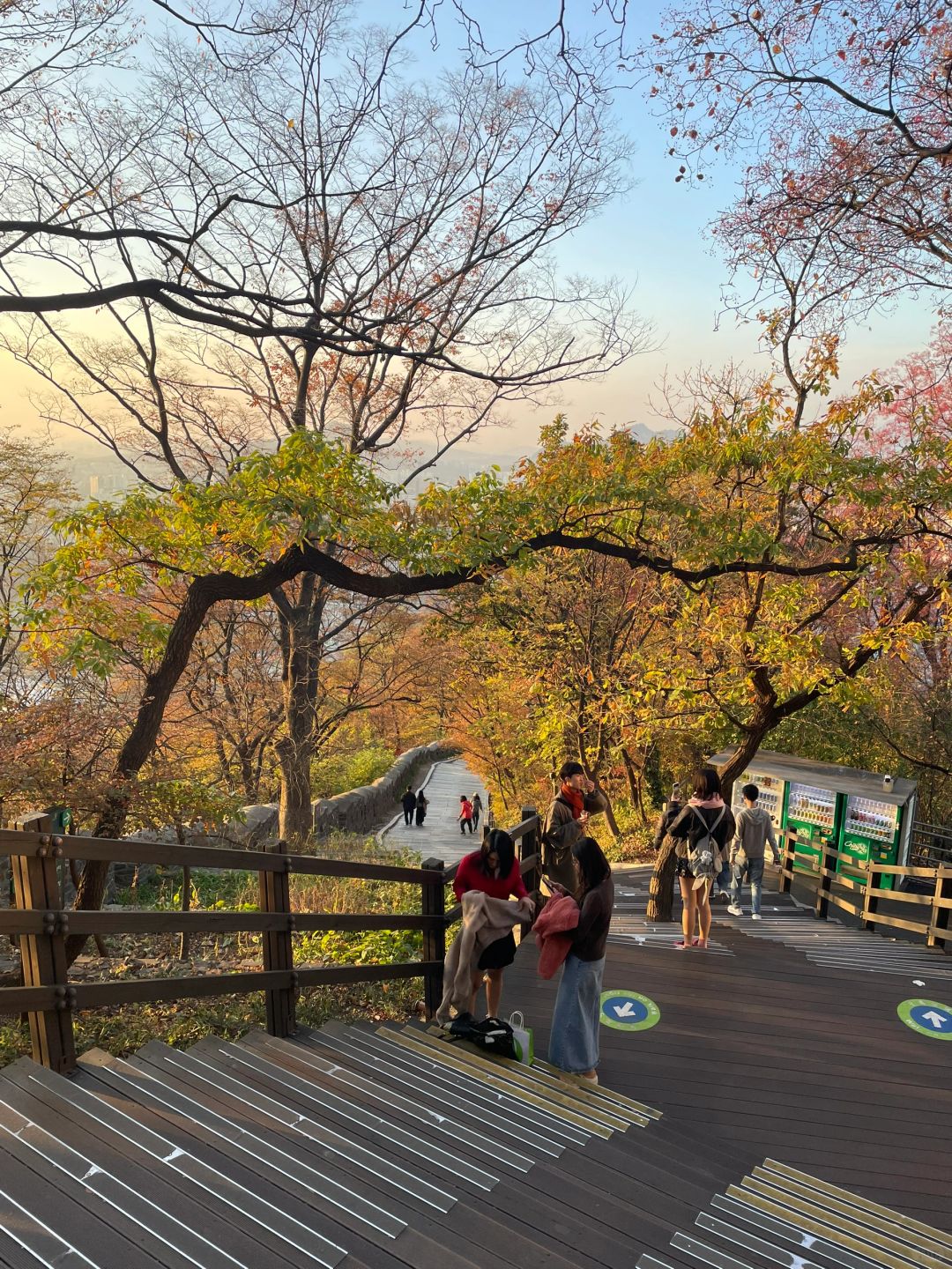 Seoul-Visit Seoul Namsan Park when the weather is good and enjoy the beautiful sunset