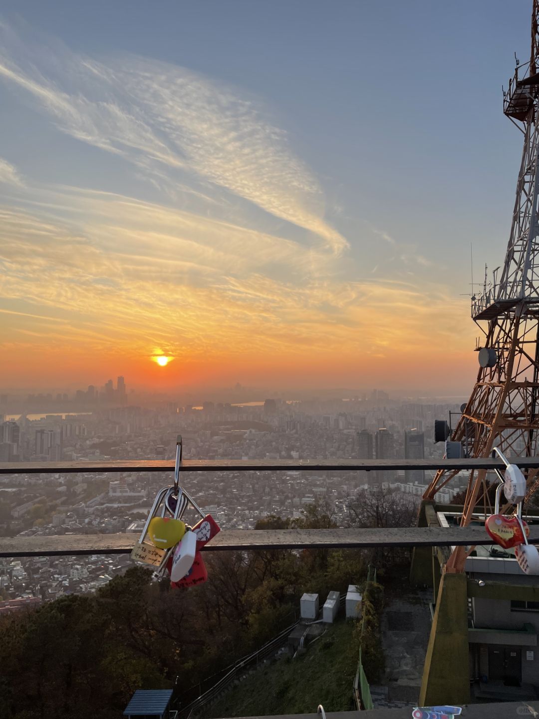 Seoul-Visit Seoul Namsan Park when the weather is good and enjoy the beautiful sunset