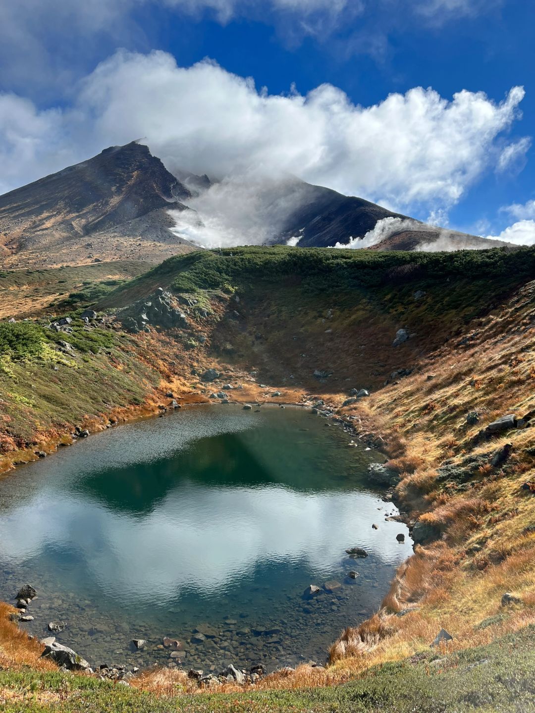 Sapporo/Hokkaido-Hokkaido Hiking, Daisetsuzan National Park at 1600m above sea level overlooking the crater