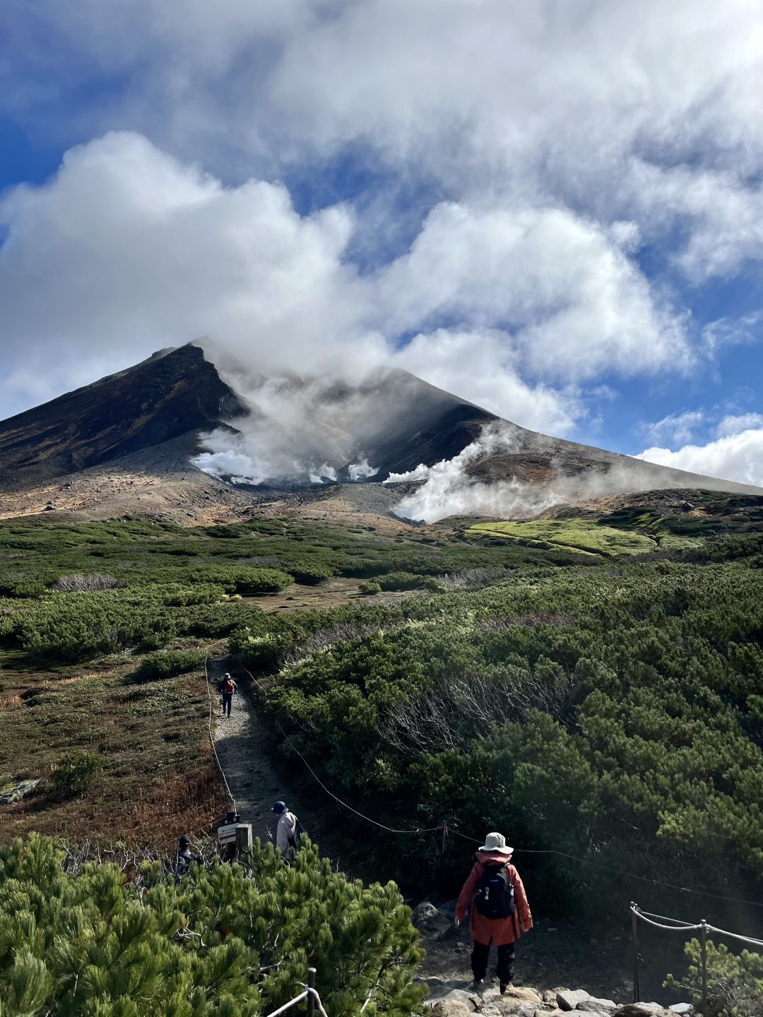 Sapporo/Hokkaido-Hokkaido Hiking, Daisetsuzan National Park at 1600m above sea level overlooking the crater