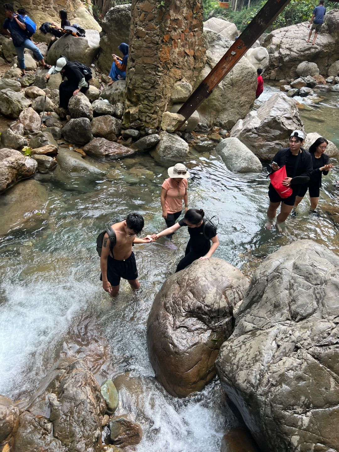 Jakarta-When traveling to Jakarta, you must go to Bogor to play in the river and see the waterfalls