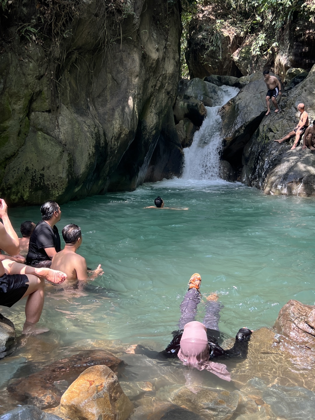 Jakarta-When traveling to Jakarta, you must go to Bogor to play in the river and see the waterfalls