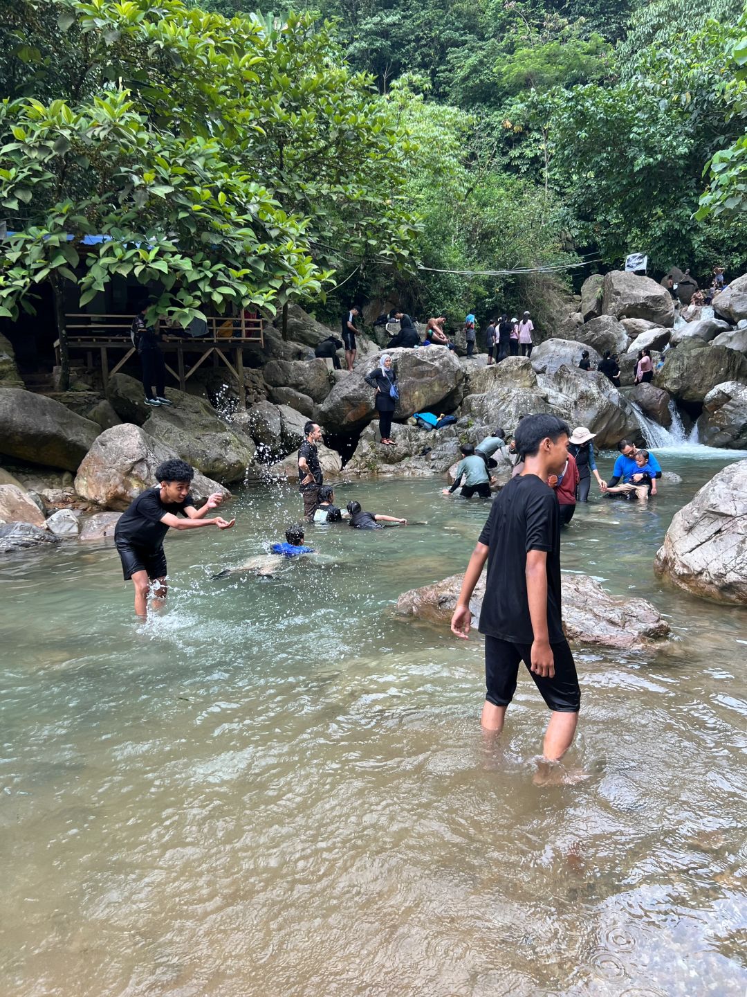 Jakarta-When traveling to Jakarta, you must go to Bogor to play in the river and see the waterfalls