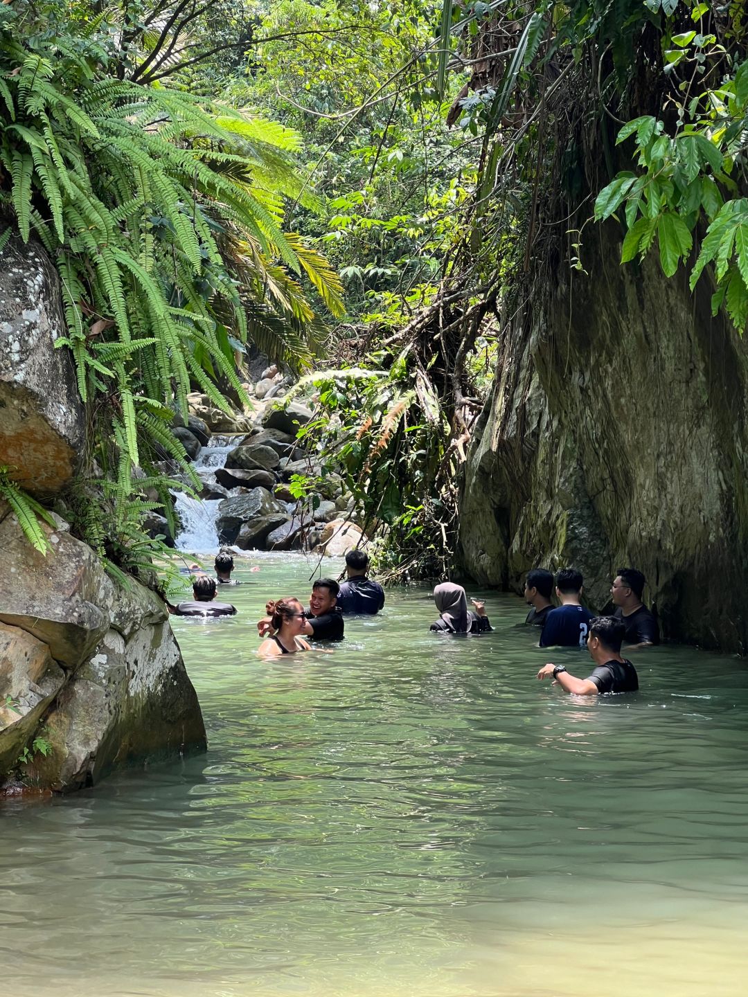 Jakarta-When traveling to Jakarta, you must go to Bogor to play in the river and see the waterfalls