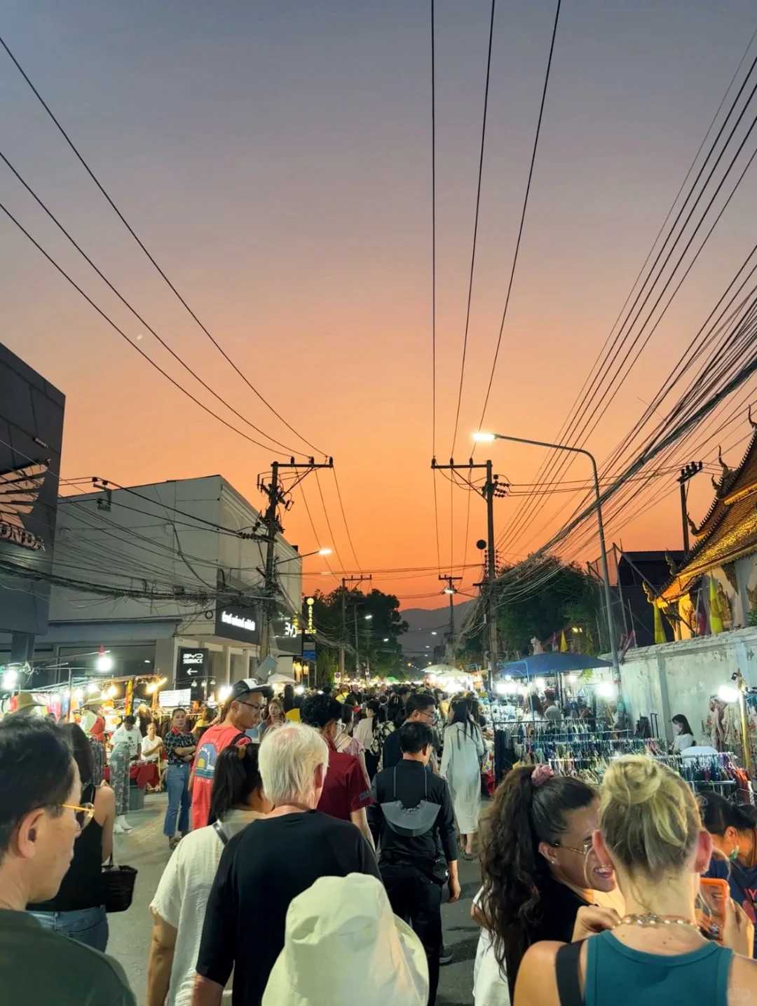 Chiang Mai-Thapae Gate, Straw Street, Sunday Night Market, Jazz Music, Happy Chiang Mai Weekend Trip