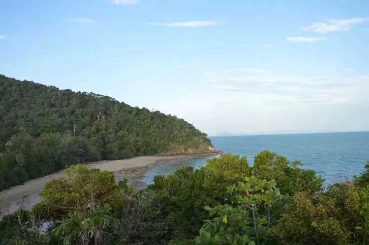 Krabi-Visit the Miranda Islands National Park, where there are few people and fine beaches