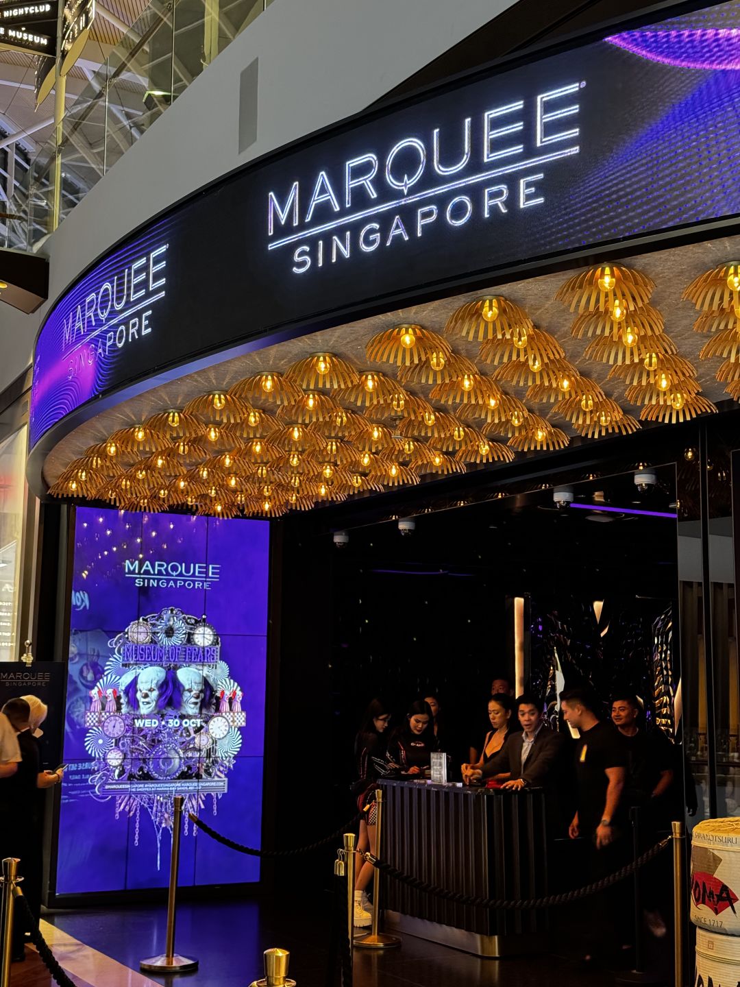 Singapore-Marquee nightclub, with a Ferris wheel and slide,🍷 is the largest bar in Singapore