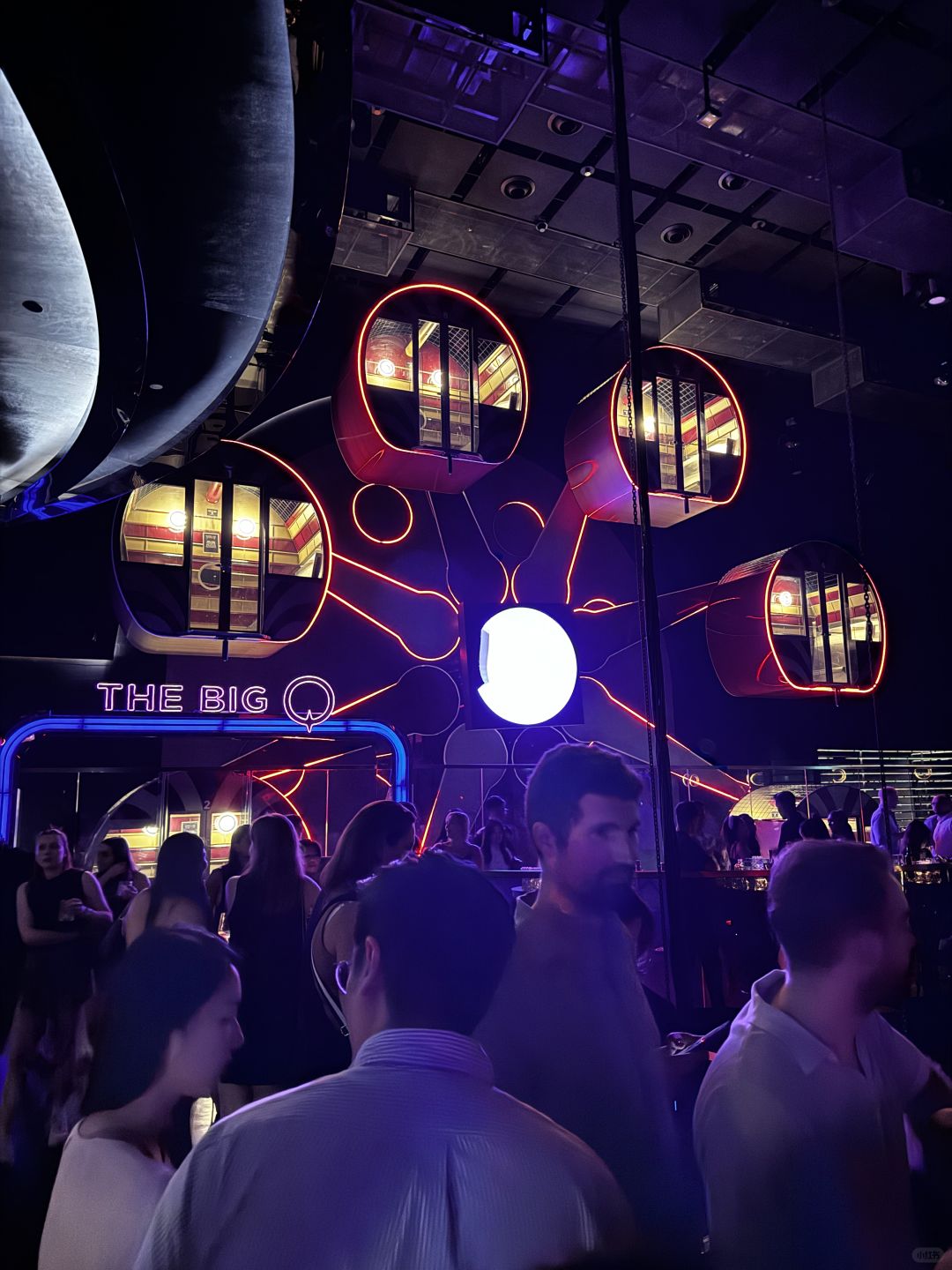 Singapore-Marquee nightclub, with a Ferris wheel and slide,🍷 is the largest bar in Singapore