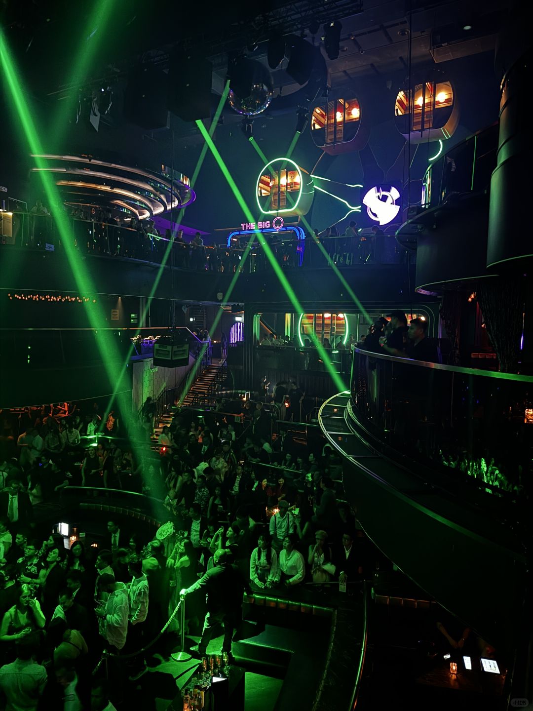 Singapore-Marquee nightclub, with a Ferris wheel and slide,🍷 is the largest bar in Singapore