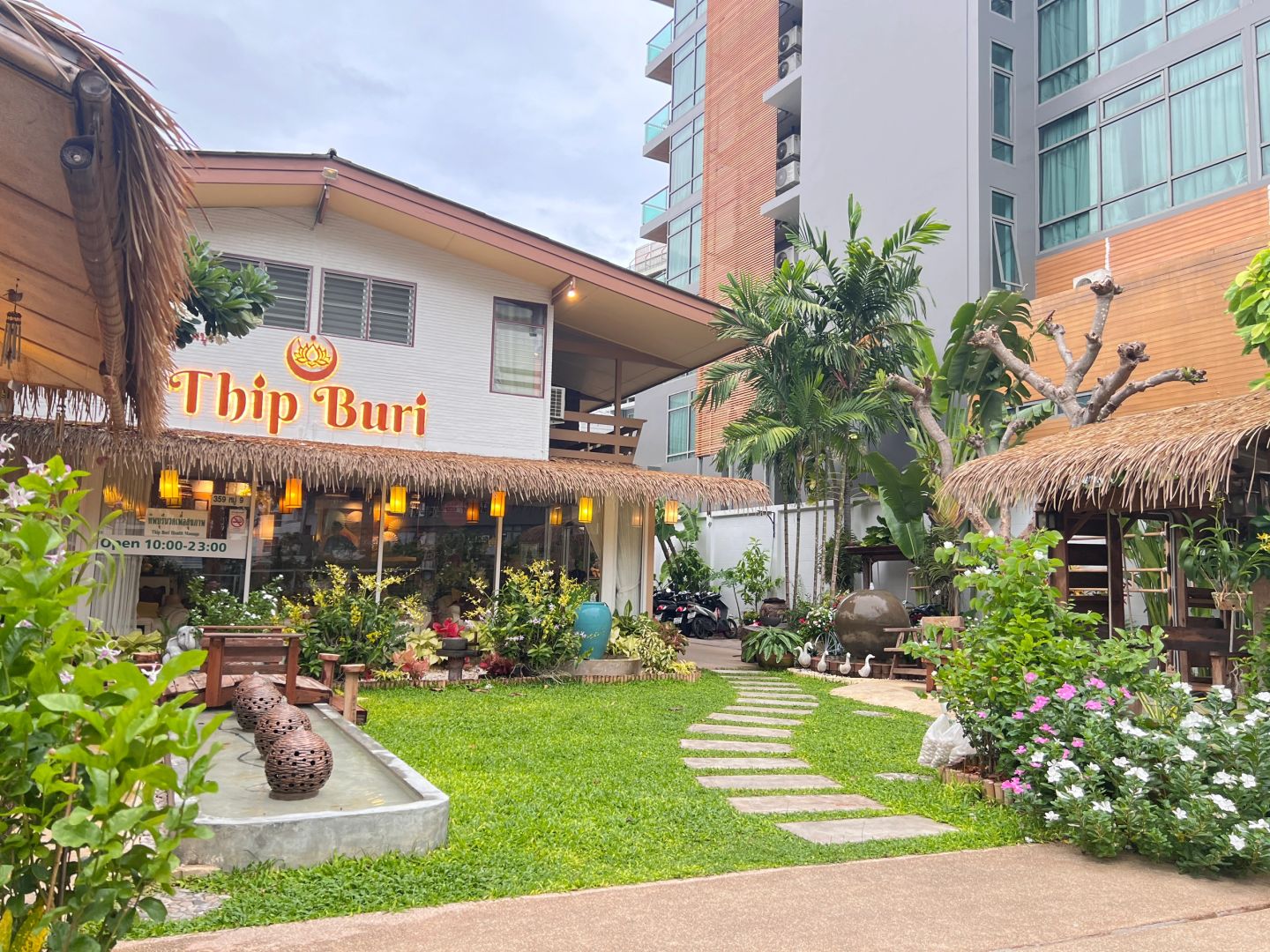 Pattaya-Thip buri massage shop in Pattaya, 💆‍♀️with lots of greenery and close to the beach