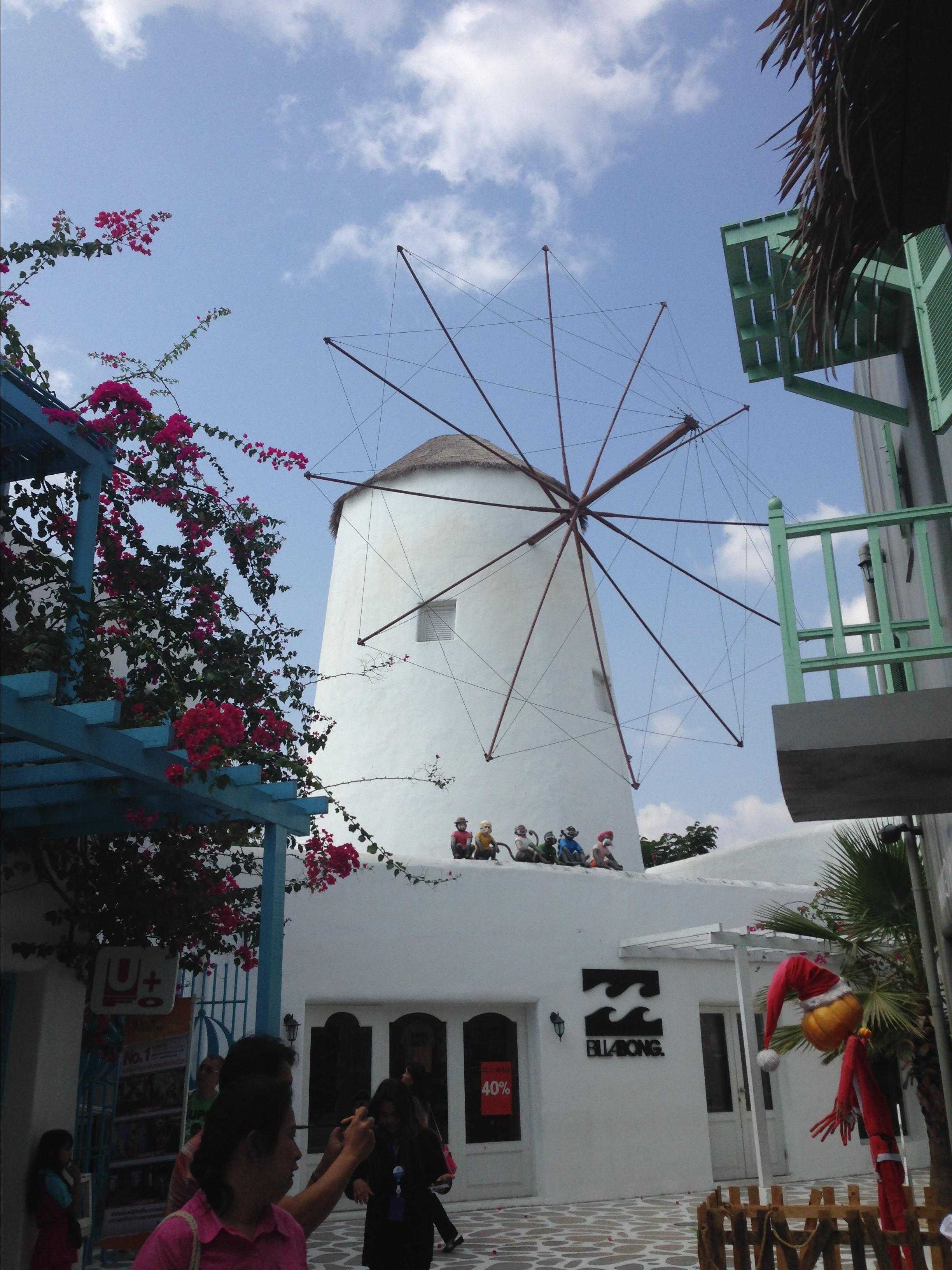 Hua Hin-Santorini Park in Hua Hin🧡 is a themed amusement park with a blue and white house as its theme.