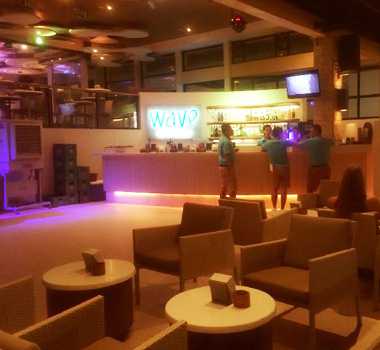 Boracay-WAVE BAR & LOUNGE, Regent Hotel Beach, live DJ and band lead, make this night not lonely