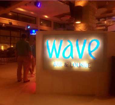 Boracay-WAVE BAR & LOUNGE, Regent Hotel Beach, live DJ and band lead, make this night not lonely