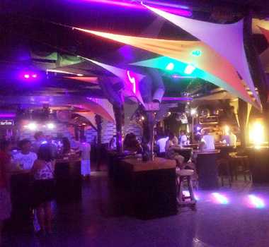 Boracay-Summer Place Bar, semi-open space, the live music turns into dynamic high-energy dance music