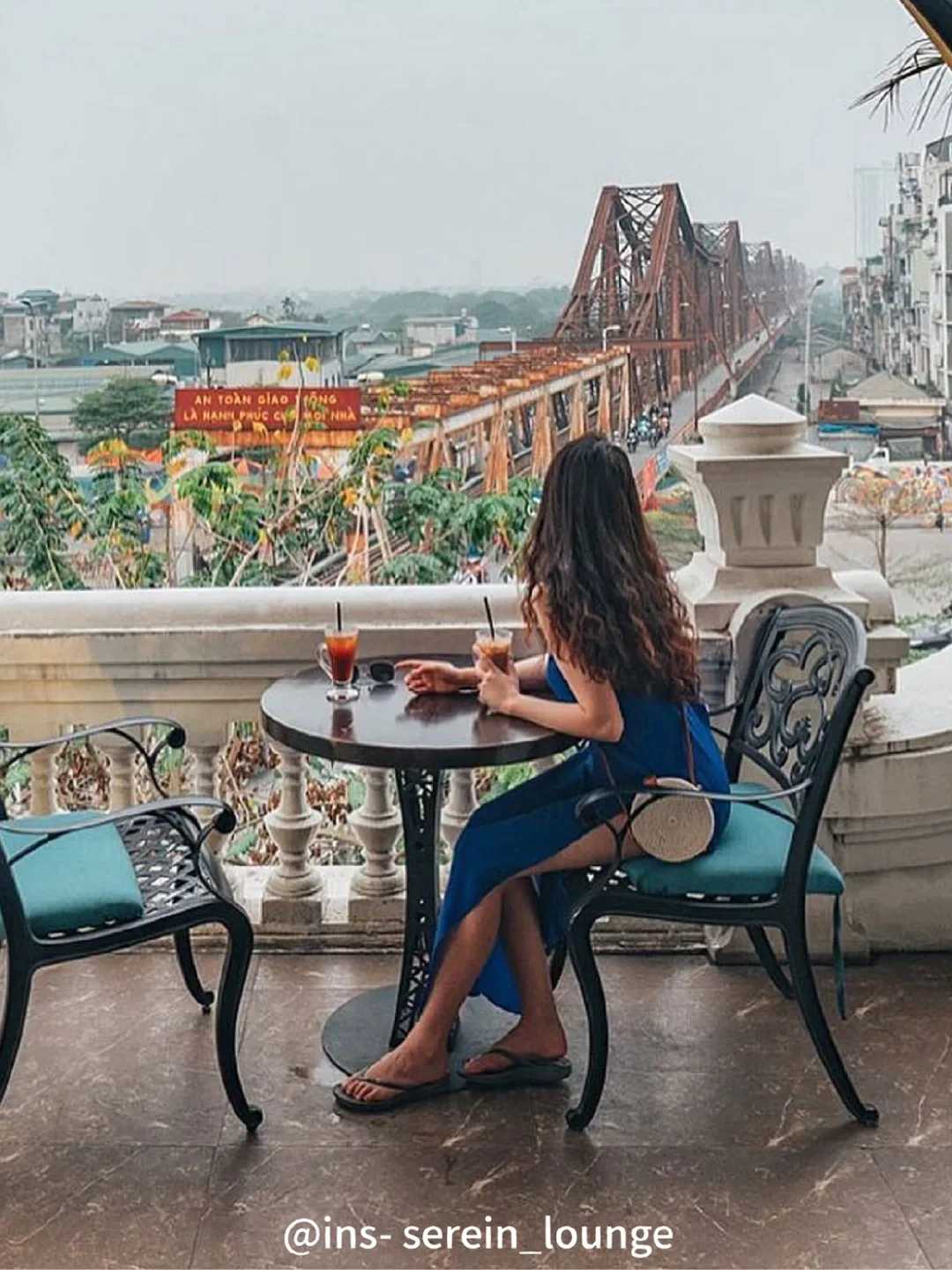 Hanoi-Serein Cafe and Lounge, where you can see the famous Longbian Bridge from the balcony