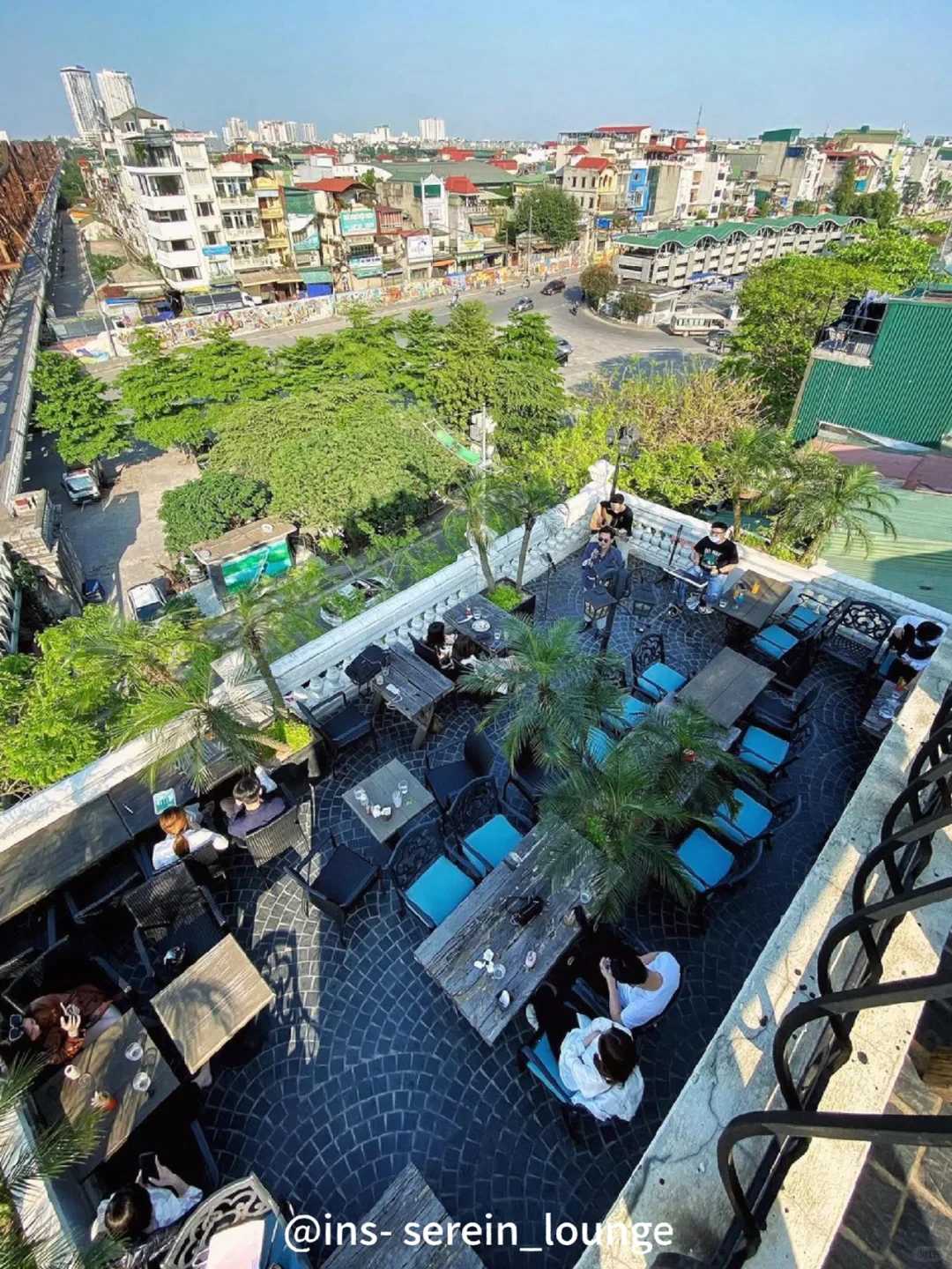 Hanoi-Serein Cafe and Lounge, where you can see the famous Longbian Bridge from the balcony