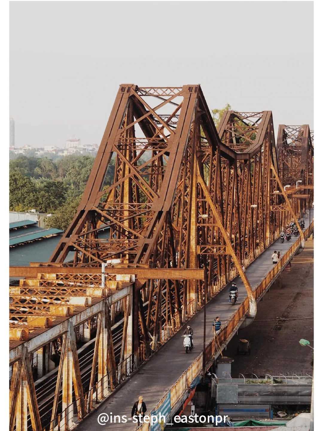 Hanoi-Serein Cafe and Lounge, where you can see the famous Longbian Bridge from the balcony