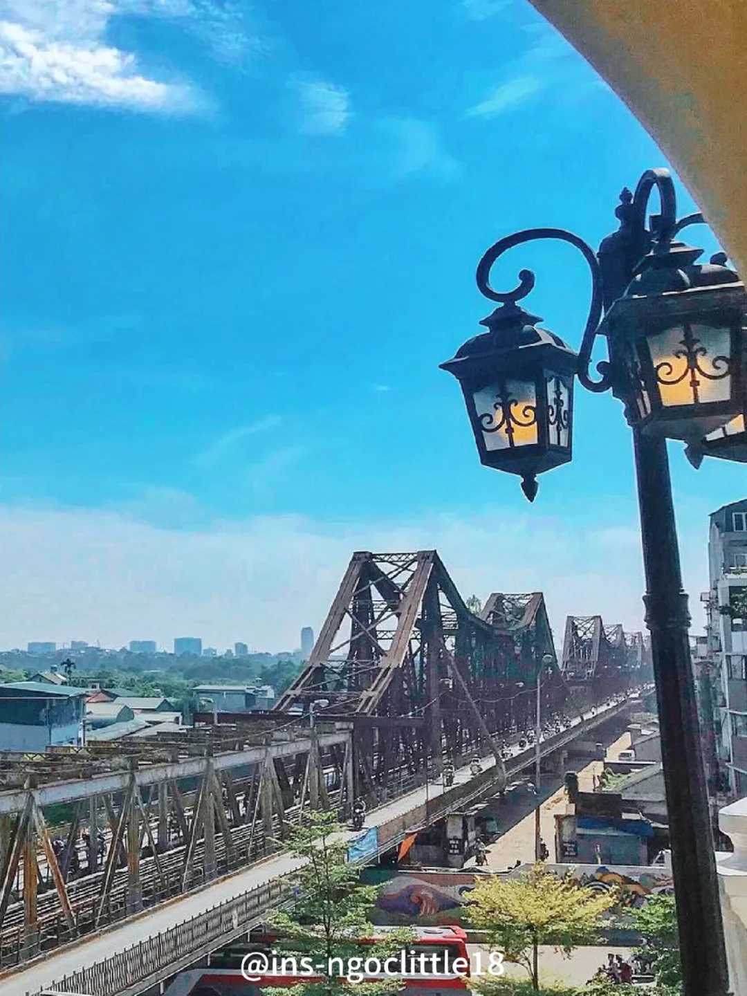 Hanoi-Serein Cafe and Lounge, where you can see the famous Longbian Bridge from the balcony