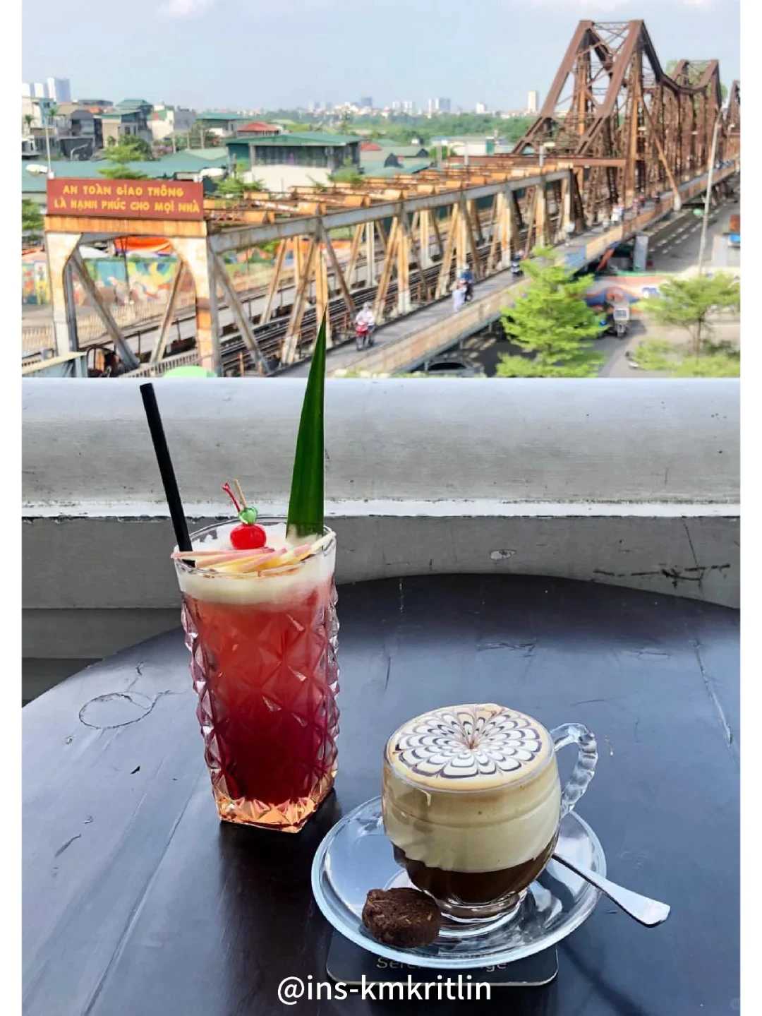 Hanoi-Serein Cafe and Lounge, where you can see the famous Longbian Bridge from the balcony