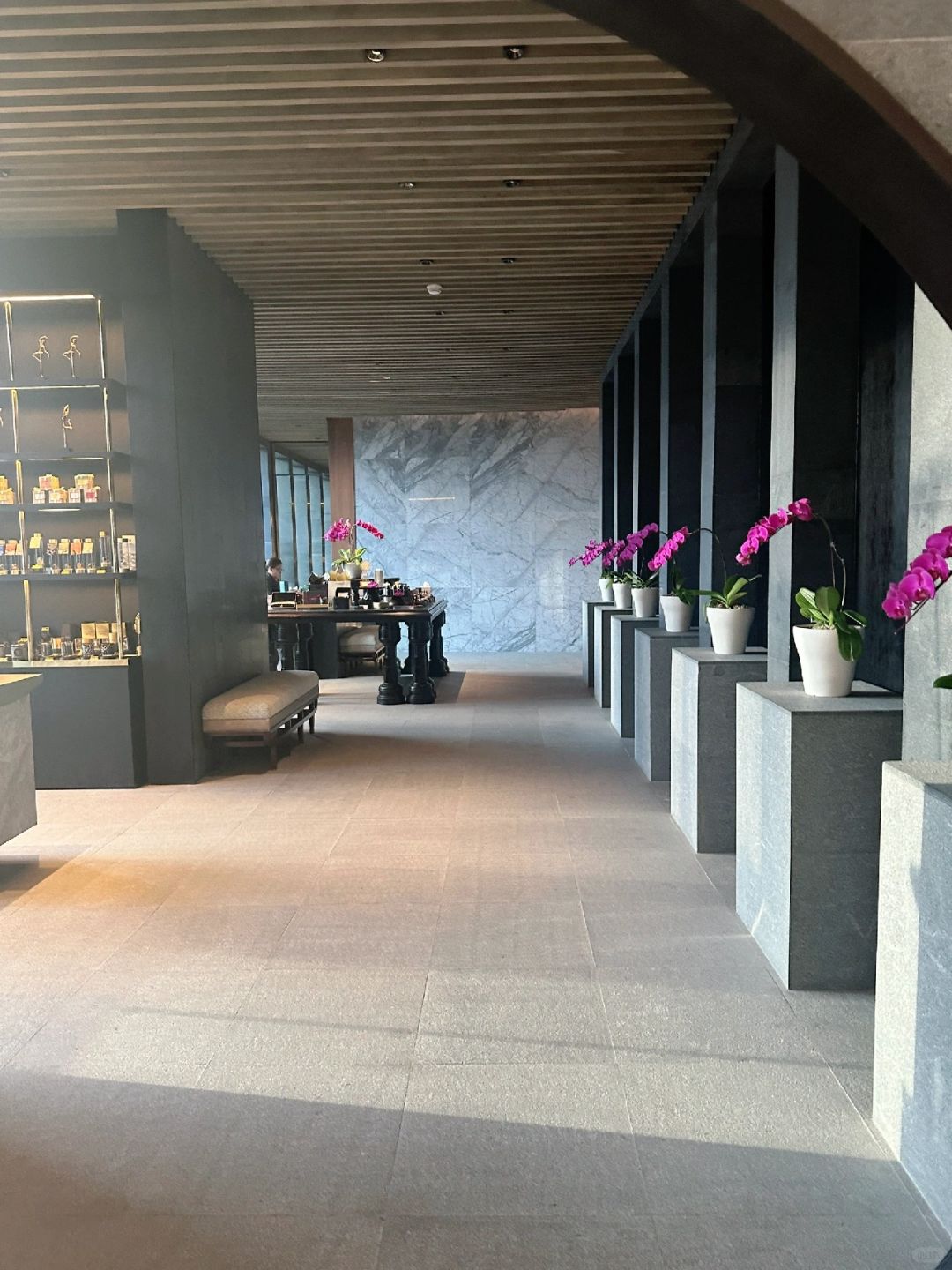 Jakarta-The Langham Spa in Jakarta, warm lighting and massage techniques to relax your body