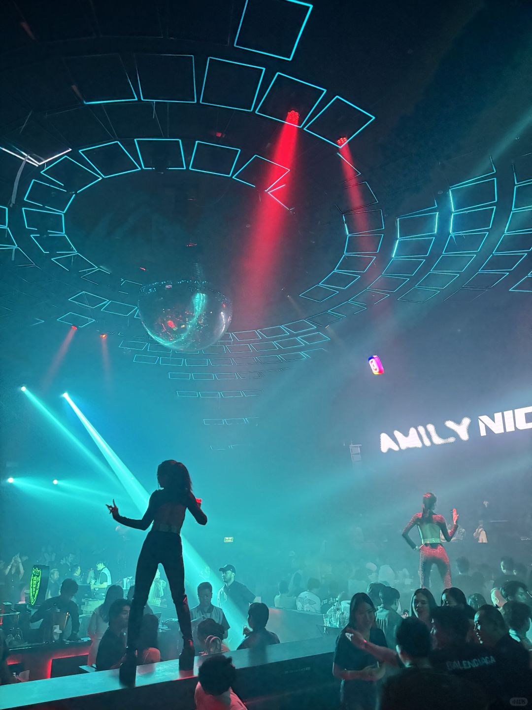 Bangkok-Muin Club, a new nightclub in Bangkok, is full of middle-aged people, no young people