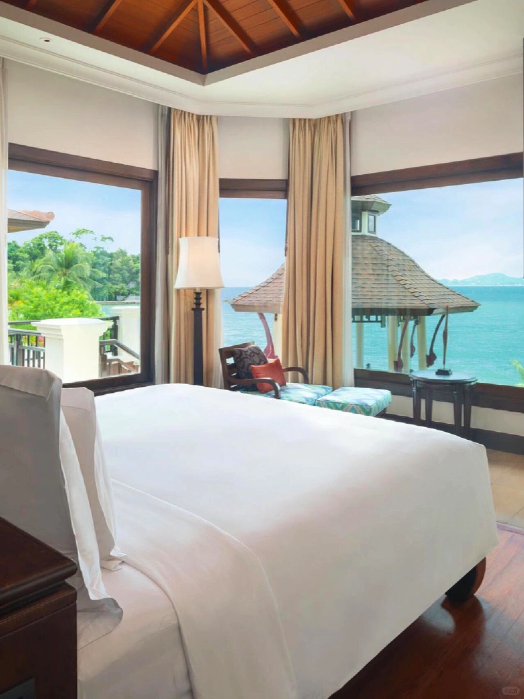 Pattaya-InterContinental Pattaya combines traditional Thai elements with modern oriental elements