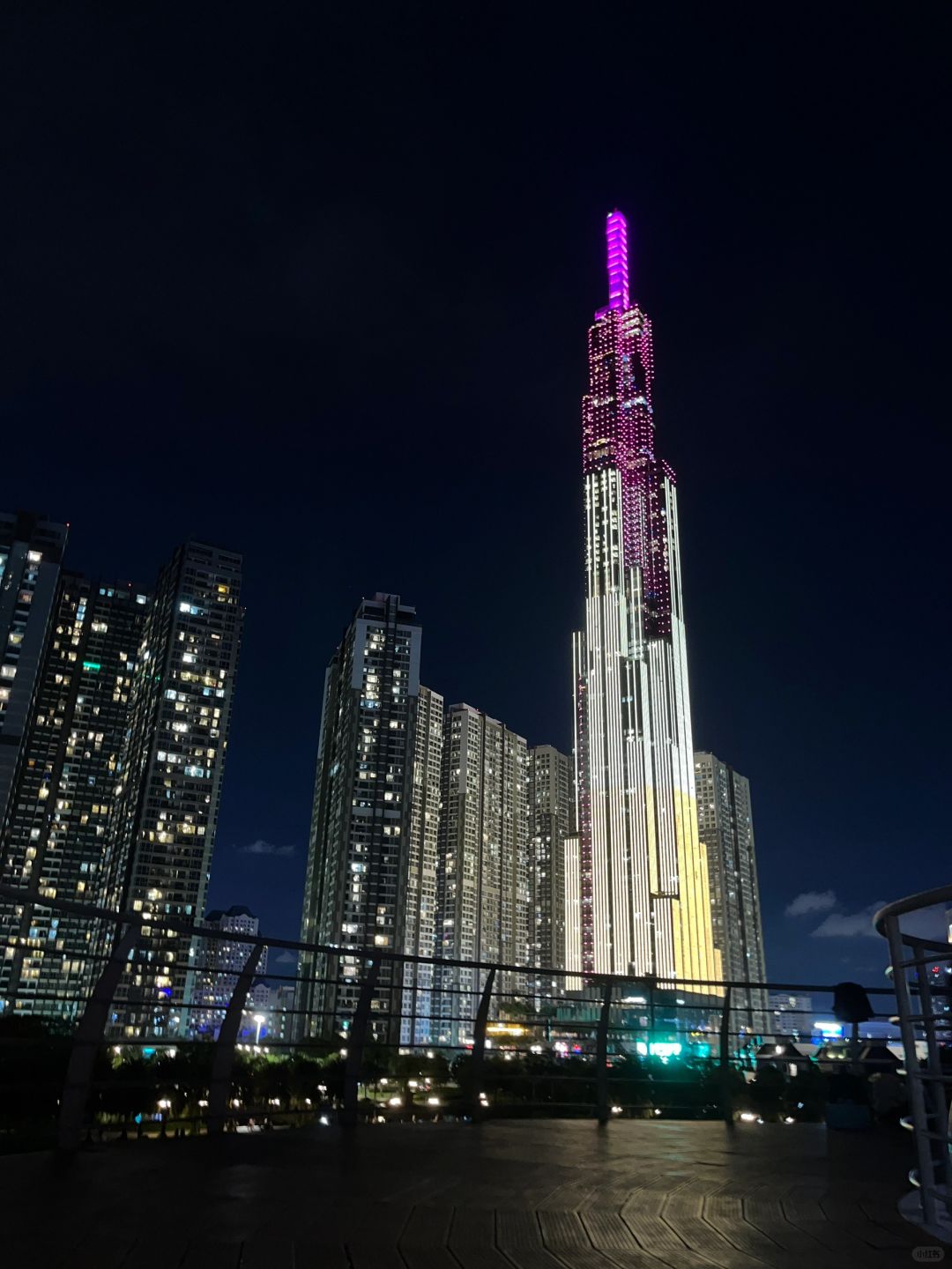 Ho Chi Minh-Landmark 81 Park, where many young people perform live, have picnics, and sing songs