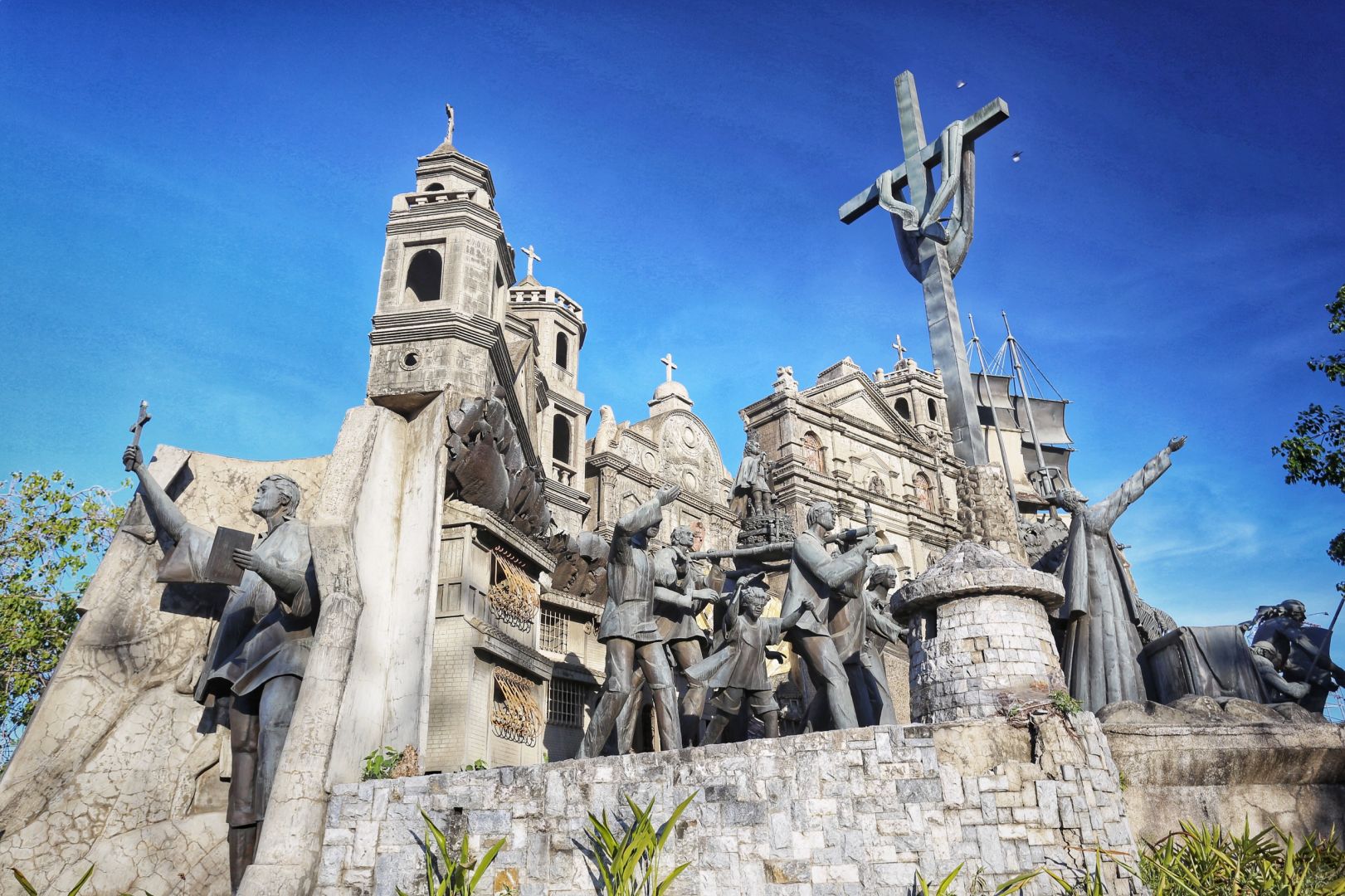 Cebu-Cebu Heritage Monument (Parian Monument), 🤝the centerpiece of Parian Park