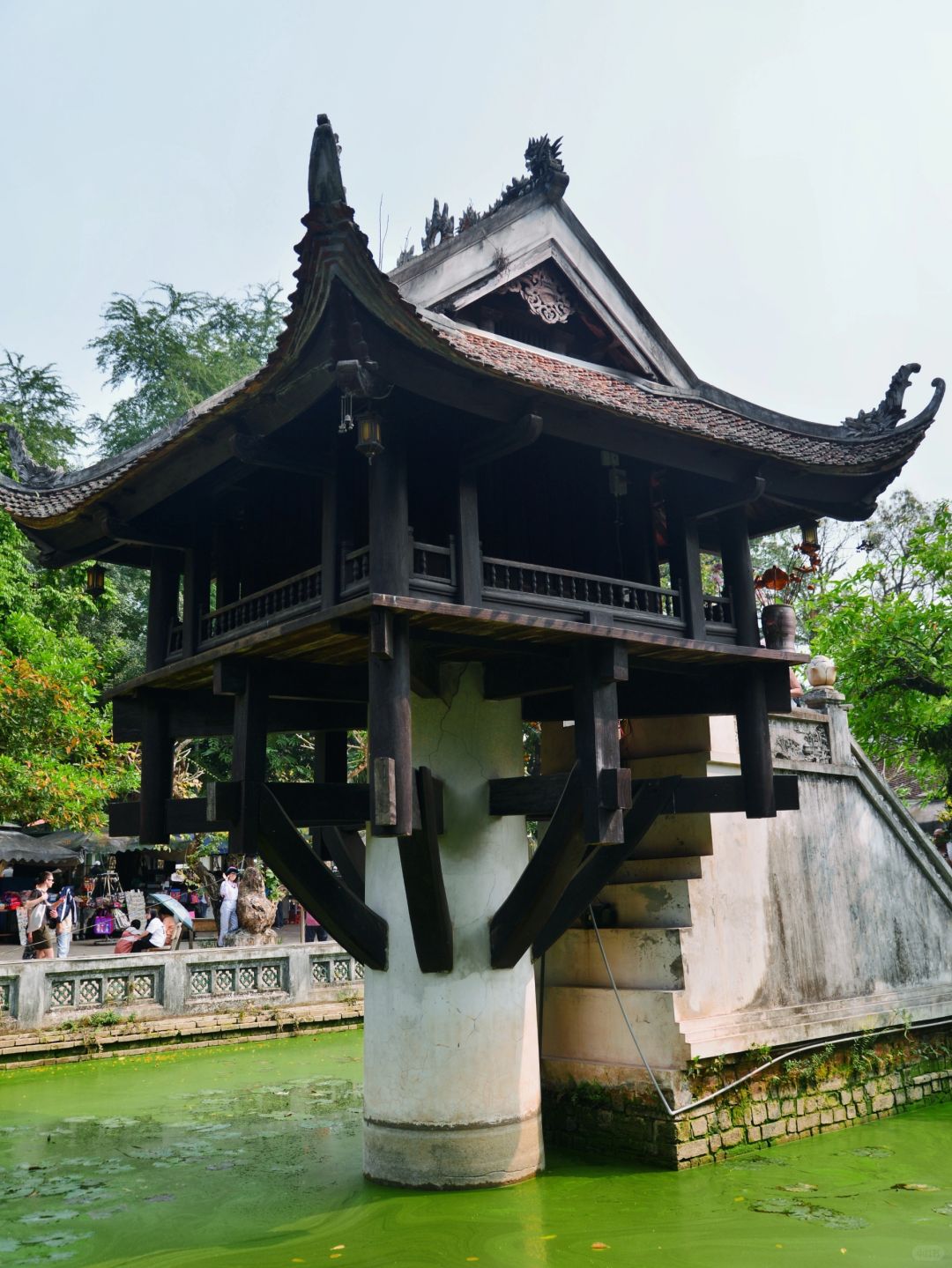 Hanoi-The most amazing ancient temple in Hanoi, where one pillar supports the entire building