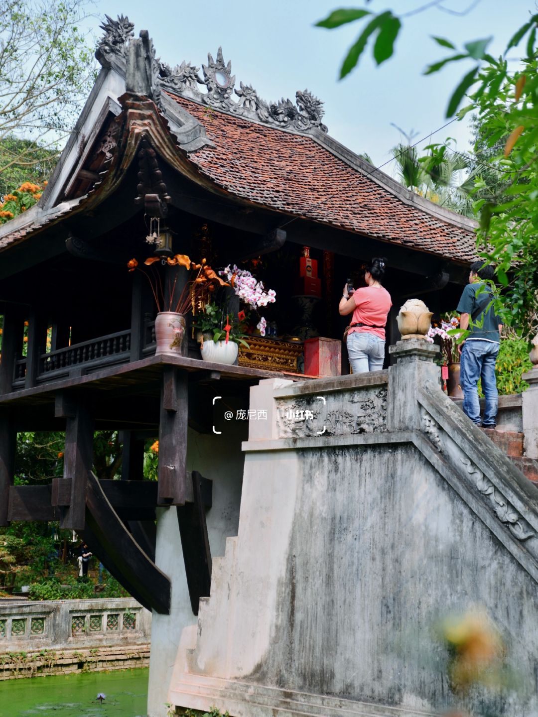 Hanoi-The most amazing ancient temple in Hanoi, where one pillar supports the entire building