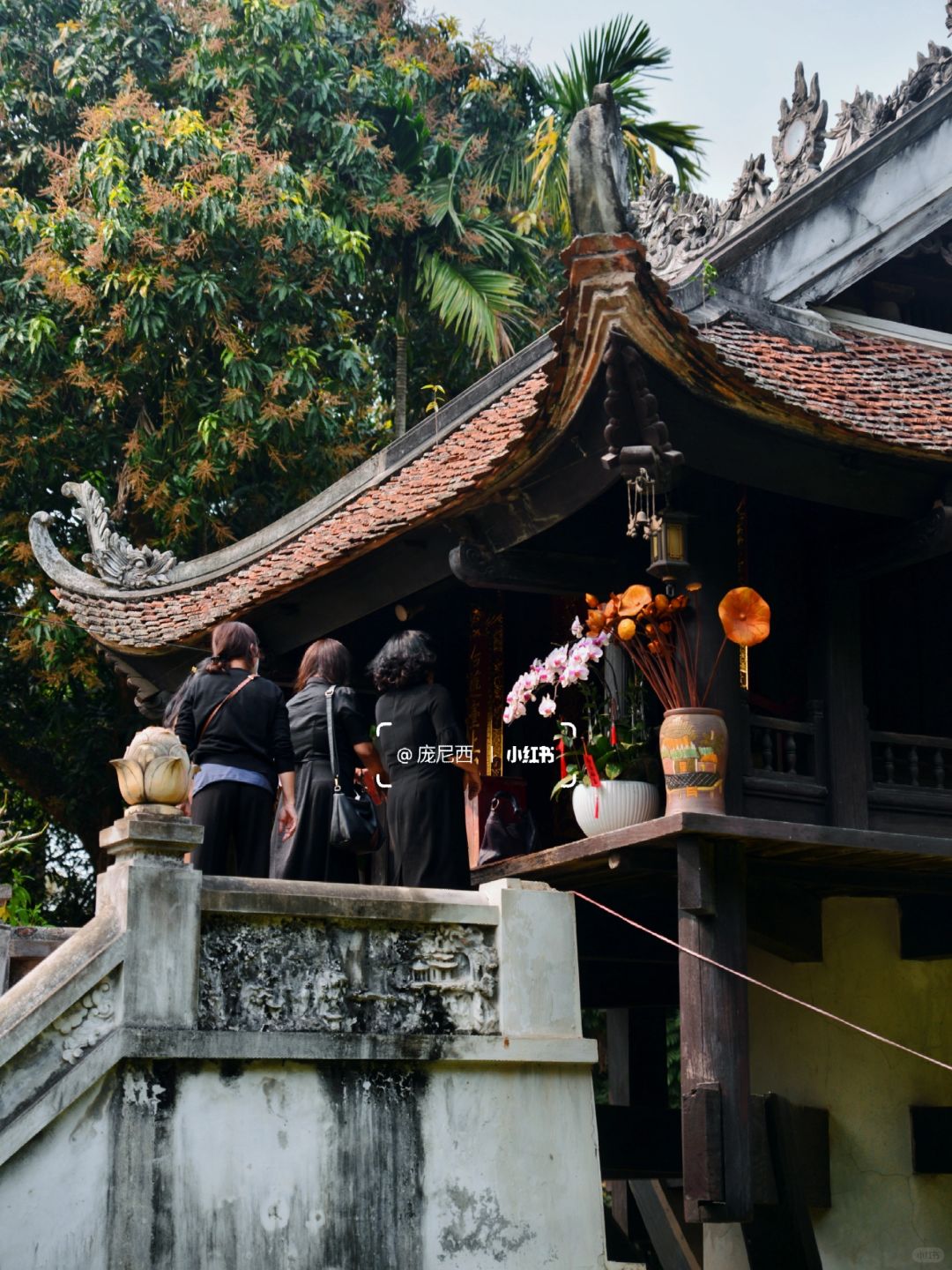 Hanoi-The most amazing ancient temple in Hanoi, where one pillar supports the entire building