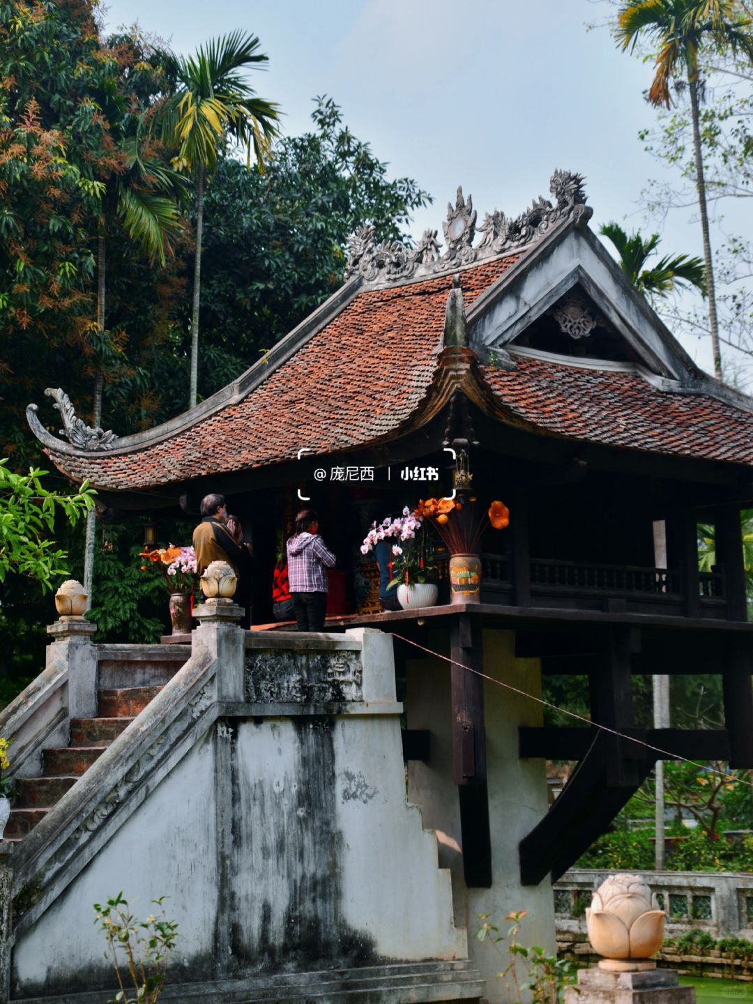 Hanoi-The most amazing ancient temple in Hanoi, where one pillar supports the entire building