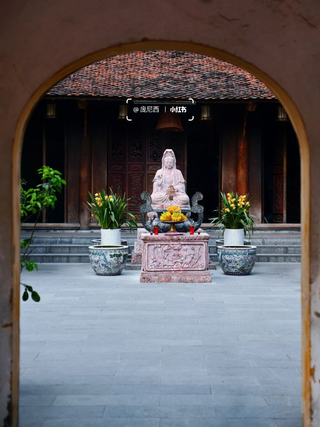 Hanoi-The most amazing ancient temple in Hanoi, where one pillar supports the entire building