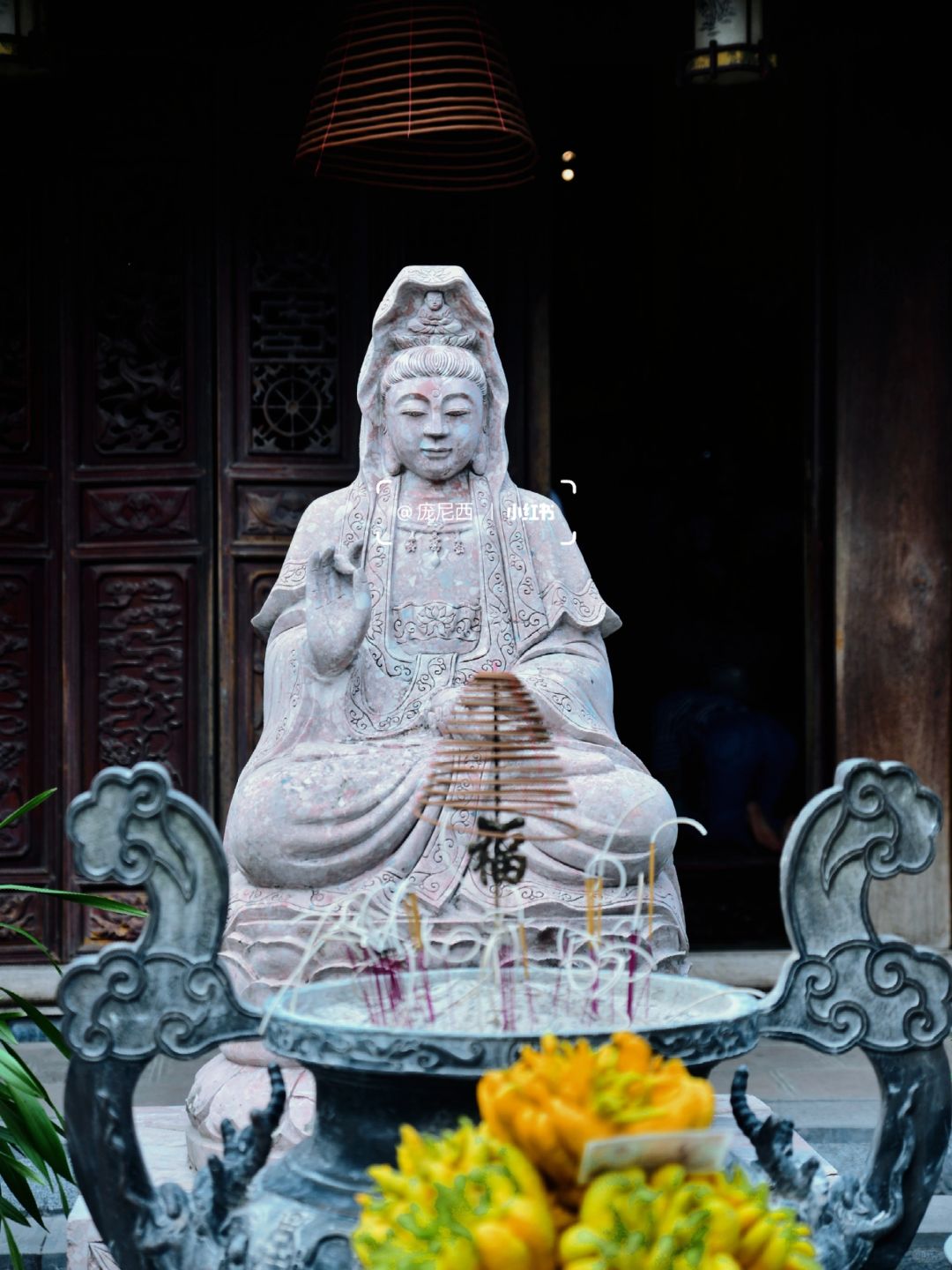 Hanoi-The most amazing ancient temple in Hanoi, where one pillar supports the entire building