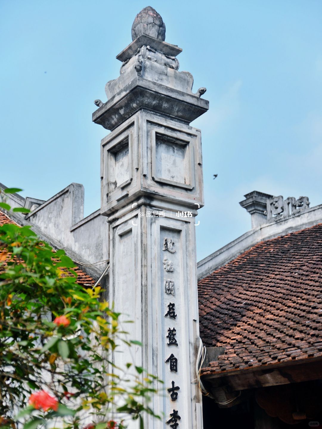 Hanoi-The most amazing ancient temple in Hanoi, where one pillar supports the entire building