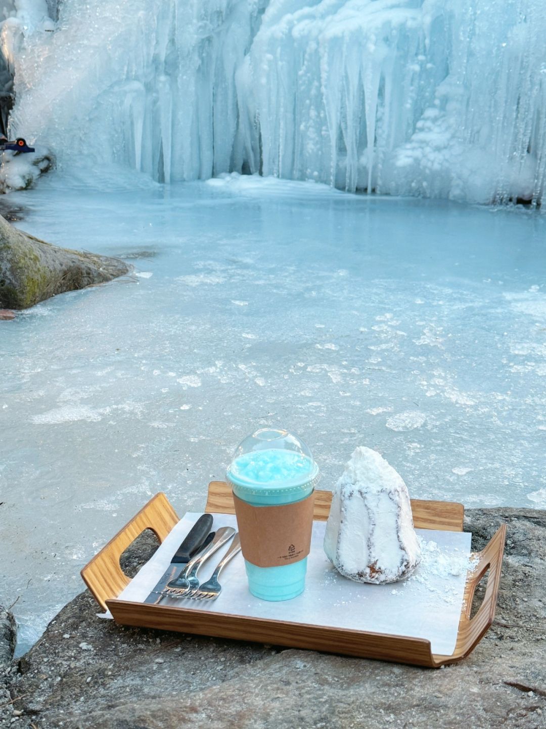 Seoul-Korea's Frozen, 🧊A spectacular snow and ice waterfall in the suburbs of Seoul