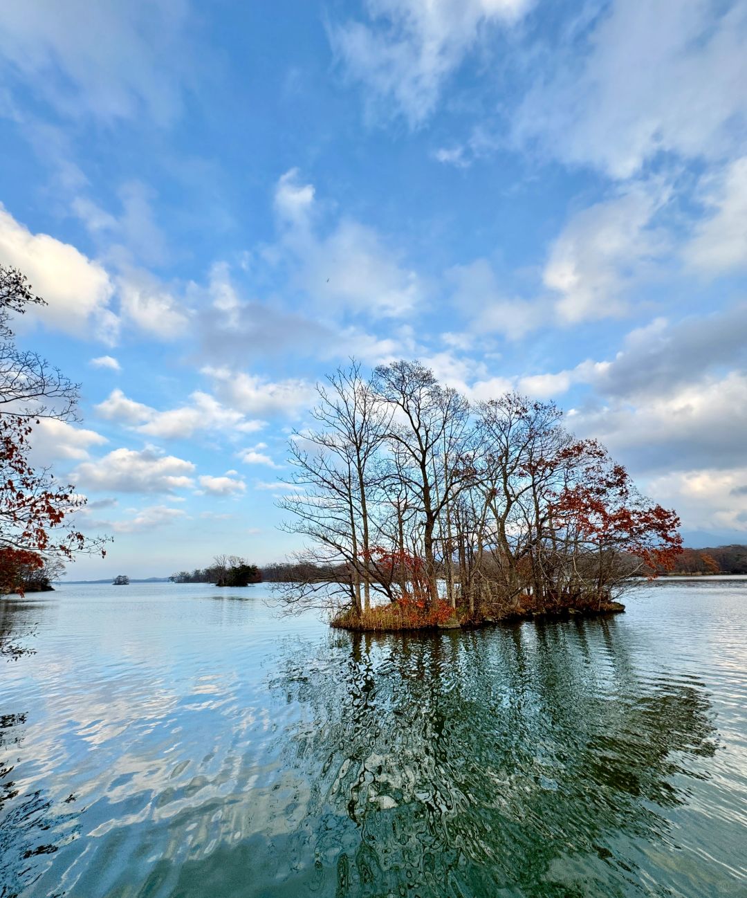 Sapporo/Hokkaido-Hokkaido Onuma Park, surrounded by Mount Komagatake, the lake looks like a natural mirror