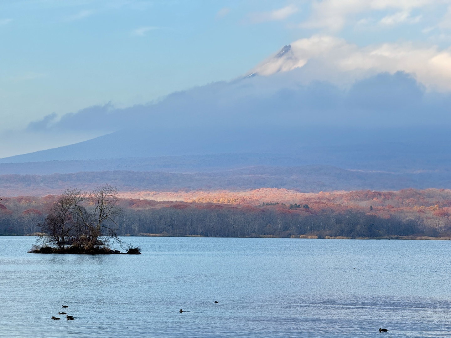 Sapporo/Hokkaido-Hokkaido Onuma Park, surrounded by Mount Komagatake, the lake looks like a natural mirror