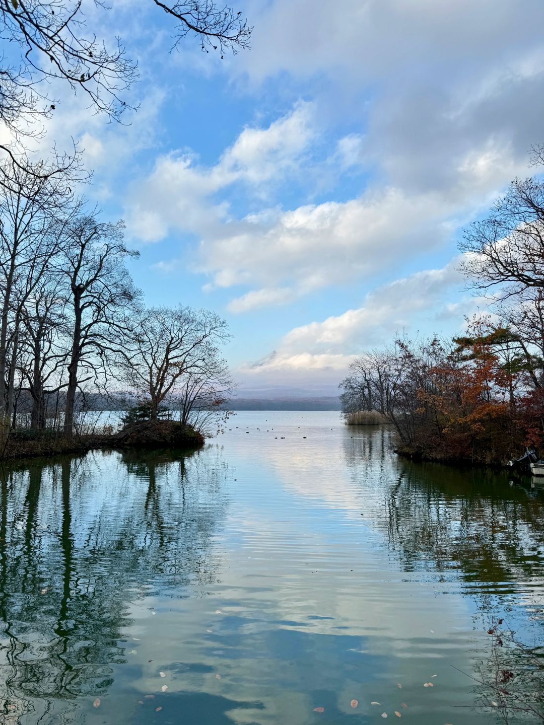 Sapporo/Hokkaido-Hokkaido Onuma Park, surrounded by Mount Komagatake, the lake looks like a natural mirror